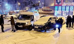 Kar yağışının etkili olduğu Erzurum'da 8 aracın karıştığı zincirleme kaza