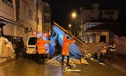 Amasya'da fırtına: Çatılar araçların üstüne uçtu, ağaçlar devrildi