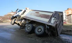 Elazığ’da yol çöktü kamyon çukura düştü!