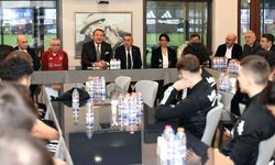 Beşiktaş Kulübü Başkanı Hasan Arat, futbol takımıyla buluştu