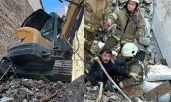 Kadıköy'de bina çöktü! İki kişi enkaz altında kaldı