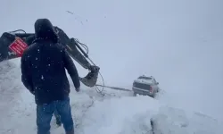 Hakkari'de kamyonet şarampole düştü, mahsur kalan 3 kişiyi ekipler kurtardı