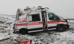 Hakkari'de ambulans kaza yaptı: 3 yaralı