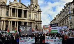 Londra'da on binlerce kişiden Filistin'e destek protestosu