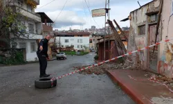 Samsun'da fırtınadan yıkılan metruk binanın duvarı tehlike oluşturdu