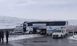 Ağrı’da feci kaza! Yolcu otobüsü ile kamyonet çarpıştı: 11 yaralı