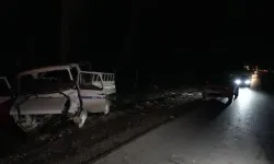 Antalya'da otomobil ile kamyonet çarpıştı! 1 ölü, 2 yaralı