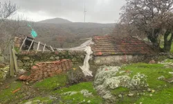 Ayvacık'ta şiddetli fırtına etkili oldu, hayvan damı ile ağıl çatısı uçtu