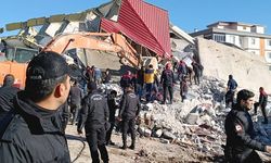 Ağır hasarlı bina yıkım sırasında devrildi: Operatör enkaz altında