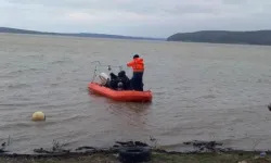 Durusu Gölü'nde tekneden düşen kişi için arama çalışmaları devam ediyor!