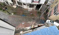 Evin balkonu çöktü, vatandaşlar kıl payı kurtuldu