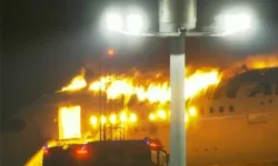 Havalimanında dehşet! Tokyo'da iki uçak çarpıştı... Uçak alev alev yandı
