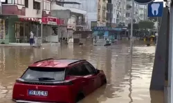 İzmir'de sağanak yağış sonrası caddeler ve sokaklar göle döndü