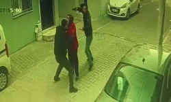 İzmir'de silahlı düello! Sokaktan geçen kadını kalkan olarak kullandı