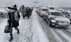 İstanbul'da kar yağışı ve dolu etkili oluyor! AKOM'dan uyarı geldi: Salı günü öğleye kadar...