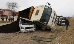 Otomobille çarpışan kamyon, kamyonetin üzerine devrildi: 1 ölü, 2 yaralı!