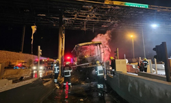 Mersin'de gişe bariyerine çarpan yolcu otobüsü alev aldı: 6 yaralı