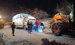 Muradiye'de yolda mahsur kalan araçlar kurtarıldı