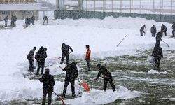 Muşluların futbol aşkı: Maç iptal edilmesin diye stadyumdaki karı temizlediler
