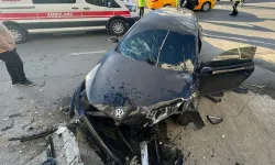 İstanbul'da istinat duvarına çarpan otomobilin sürücüsü yaralandı