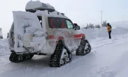 Paletli ambulanslar karlı dağları aşıp hastalara yetişiyor!