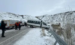 Sivas'ta minibüs ile otomobil çarpıştı: 26 yaralı