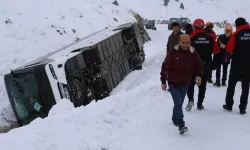 Cenaze dönüşü felaketi yaşadılar! Sivas'ta içinde 50 yolcu olan otobüs devrildi