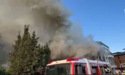 Beyoğlu'nda iki katlı ahşap binada yangın