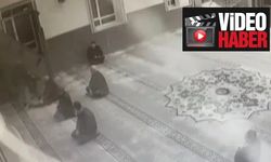 Camide bıçaklı kavga: 1 kişinin hayatını kaybettiği olay anı kameraya yansıdı!