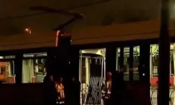 İstanbul'da yürekleri ağza getiren kaza! İki tramvay kafa kafaya çarpıştı