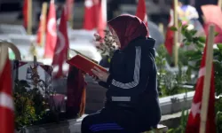 Mezarlıklarda sabahladılar: Depremde hayatını kaybedenler anılıyor