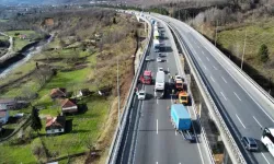 Otoyolda TIR'ın dorsesi koptu, trafikte kuyruk oluştu!