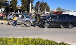 Antalya'da minibüsle cip çarpıştı: 6'sı çocuk 12 yaralı