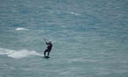 Sağanak ve fırtına alarmı verilen Antalya'da uçurtma sörfü keyfi