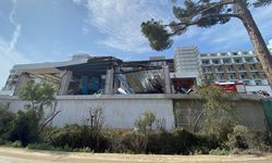 Antalya'da TIR açılışı yapılacak otele çarptı: Demir gölgelik çöktü