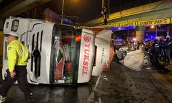 Bakırköy'de feci kaza: TIR köprüye çarptı, aracın üzerine devrildi: 4 ölü