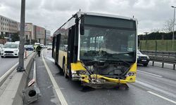Küçükçekmece'de otomobil, İETT otobüsüne çarptı: Sürücüler yaralandı