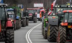 İngiltere'de çiftçiler traktörleriyle tarım politikalarını protesto etti