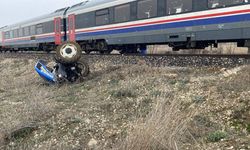 Isparta'da yolcu treninin çarptığı sürücü ağır yaralandı