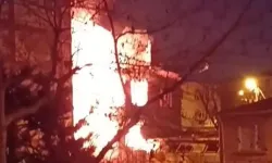 İstanbul'da ahşap binada korkutan yangın! Alev alev yandı