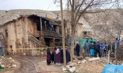 Kayseri'de iki katlı evde yangın! 4 çocuk annesi kadın yaşamını yitirdi!
