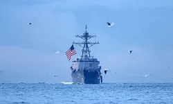 Kızıldeniz'de ABD'ye ait 2 savaş gemisine füze ve İHA'lı saldırı