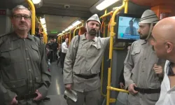 Seyit Onbaşı sırtındaki top mermisi ile metroya bindi metroda yolcuların tepkisi böyle oldu