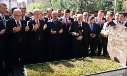 Bahçeli'den merhum Alparslan Türkeş'in kabrine ziyaret