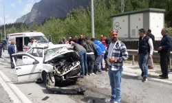 Burdur'da iki otomobil çarpıştı: 1 ölü, 2'si çocuk 7 yaralı
