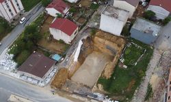 Arnavutköy'de temel kazısı sırasında yol çöktü: Bir bina boşaltıldı