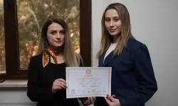 'En genç belediye başkanı' Zeynep Çelik mazbatasını alarak görevine başladı