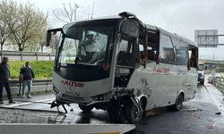 İstanbul'da polisleri taşıyan minibüs devrildi: 6 yaralı
