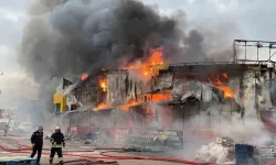 Kocaeli'de büyük yangın! Market alev aldı