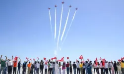 Türk Yıldızları'nın kahraman pilotları, çocuklara 23 Nisan coşkusu yaşattı